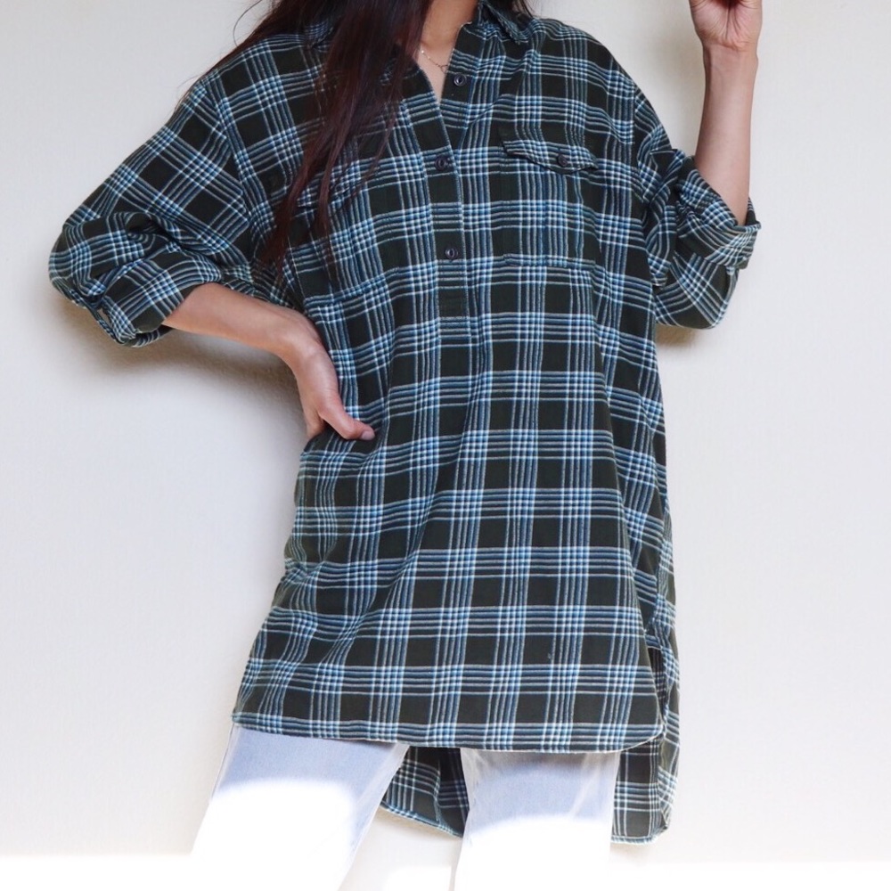 🎁Uniqlo Oversized High Low Plaid Button Up - Picture 2 of 8